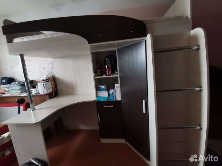 Детская кровать чердак со столом и шкафом