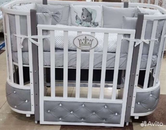 Кроватка детская с маятником