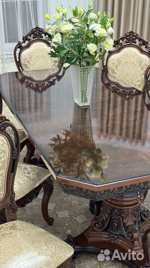 Стол обеденный. В наличии