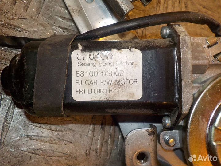 Стеклоподъемник электрический задний левый Ssang