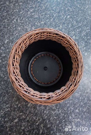 Кашпо из ротанга (искусственного)
