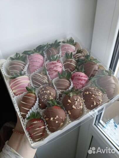 Клубника / бананы, финики в шоколаде с цветами