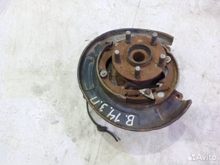 Кулак задний правый Субару