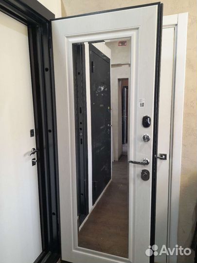 Дверь входная с зеркалом