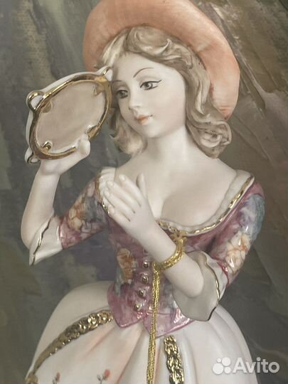 Фарфоровая статуэтка