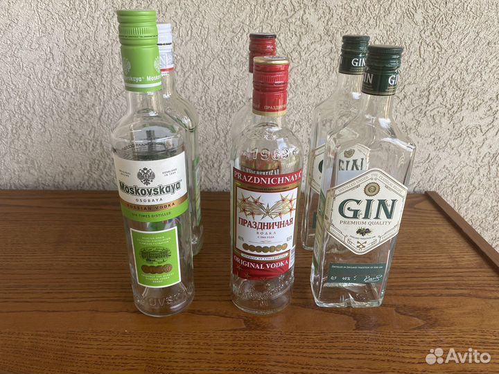 Пустые бутылки из под алкоголя с крышками