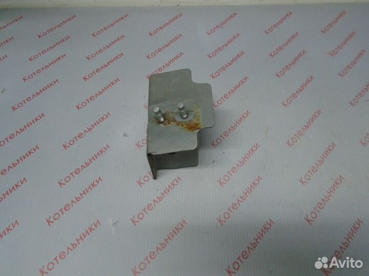 Nissan 62210-AU000 Кронштейн правый