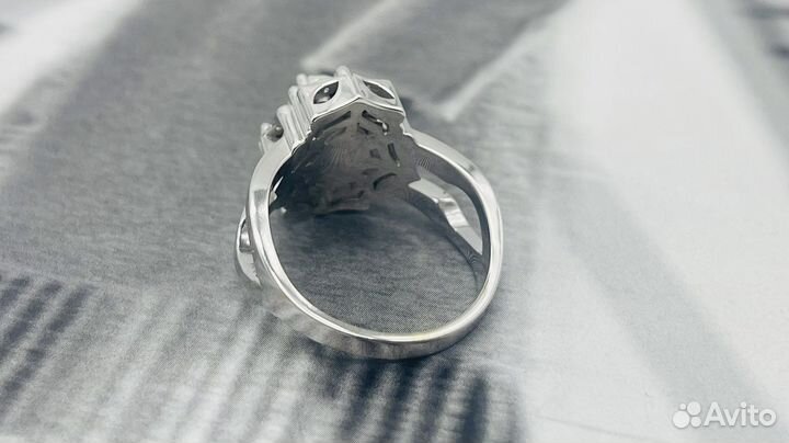 Кольцо из белого золота с центральным 0,7ct овалом