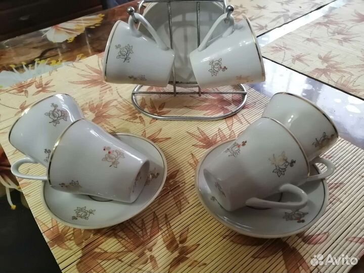 Кофейные чашечки с блюдцами