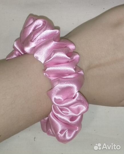 Розовая атласная объёмная резинка для волос