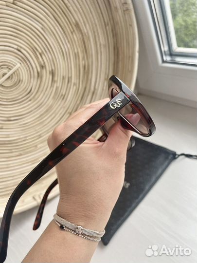 Солнцезащитные очки Guess разные