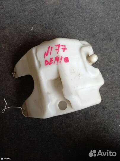 Бачок омывателя на mazda demio DW3W