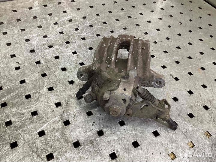 Суппорт задний правый Volkswagen Golf