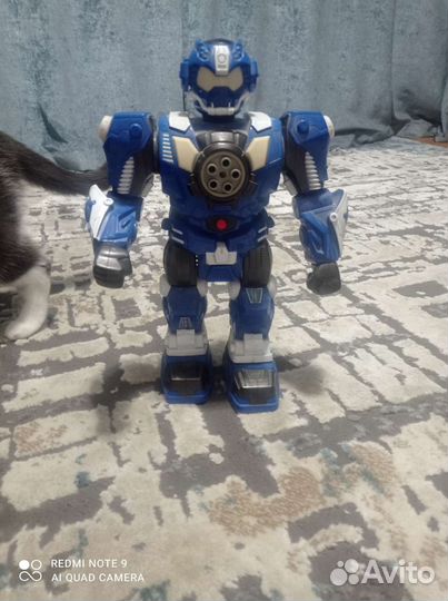 Игрушка робот на колесиках