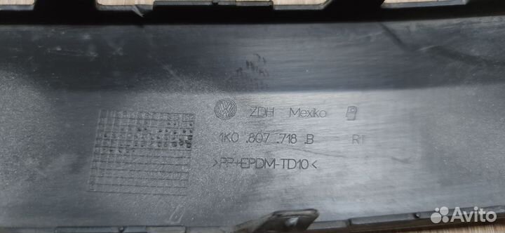 Молдинг переднего бампера Volkswagen Jetta 5