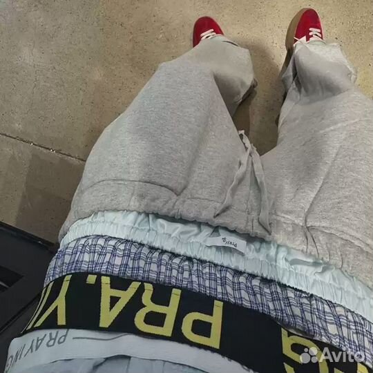 Широкие штаны с трусами как у реперов