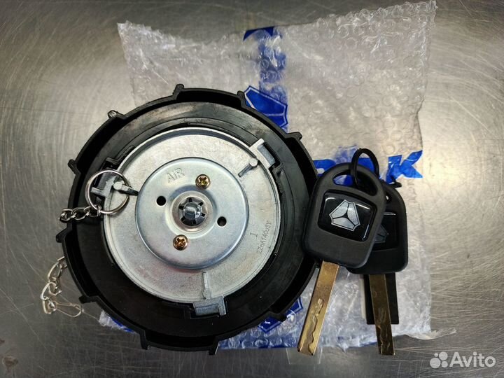 Крышка бака пластиковая с замком и ключами sitrak