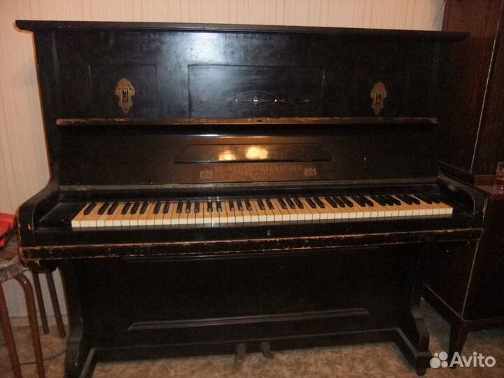 Антикварное пианино прошлого столетия