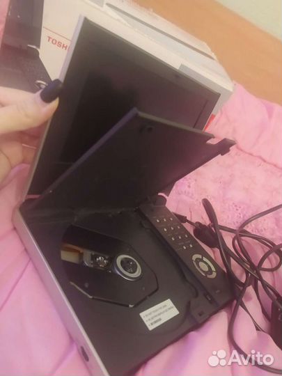 Изломанный портативный проигрыватель DVD дисков