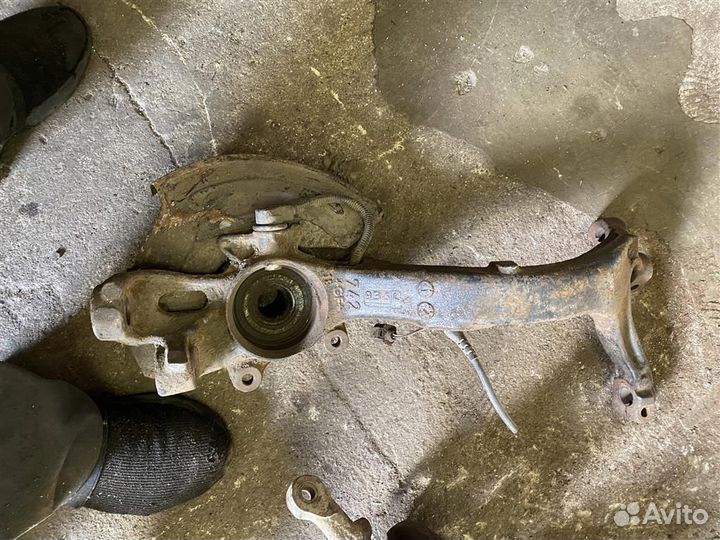 Кулак поворотный передний правый #: 1295 Volkswag