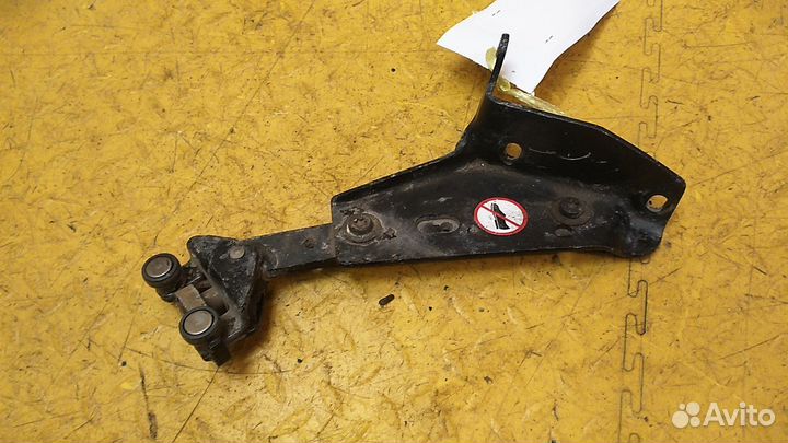 Петля двери Doblo