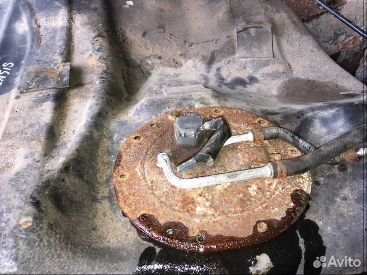 Датчик уровня топлива Toyota Avensis 1