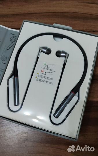 Bluetooth гарнитура 1More Triple Driver