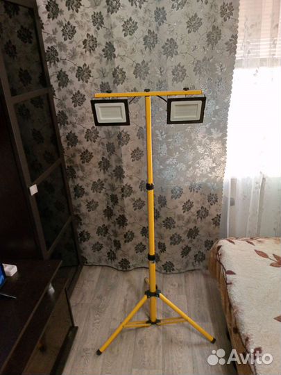 Штатив с прожектором