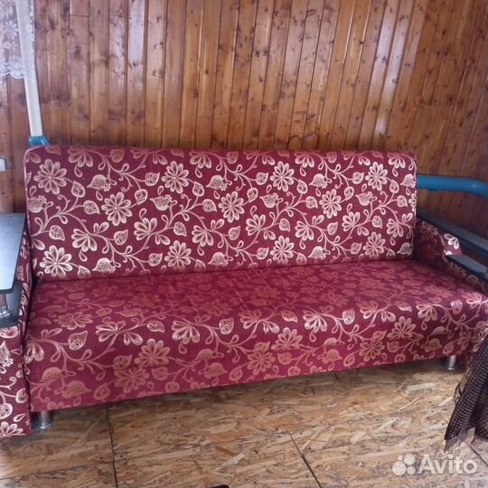 Диван и шкаф