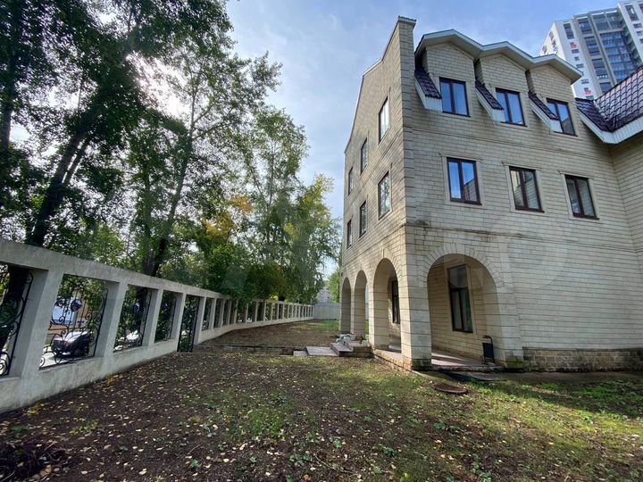 Административное здание, 949.5 м² с участком 2880