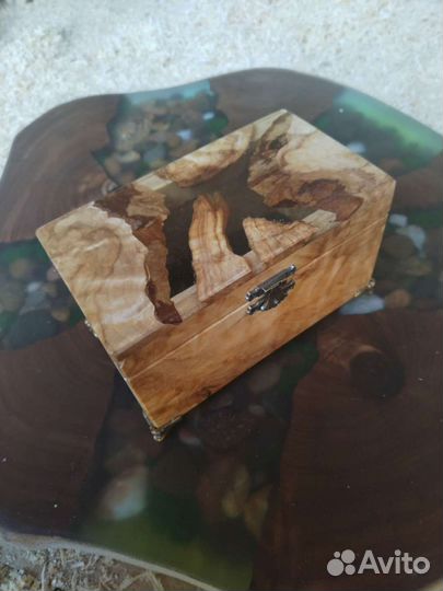 Шкатулка деревянная с эпоксидной смолой