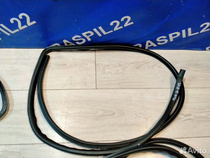 Уплотнитель дверного проема Toyota Mark Ii GX90