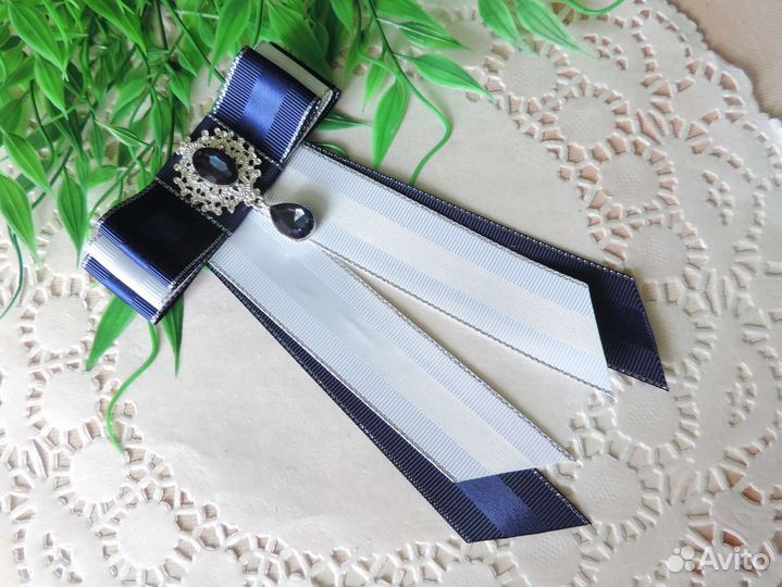 Школьные комплекты: банты и галстук-брошь разные