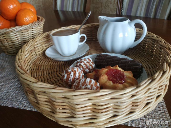 Плетёный поднос и конфетница