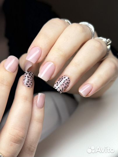 Модель на маникюр