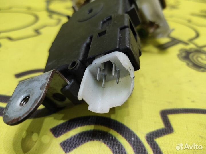 Замок двери передний правый Subaru Legacy BH5