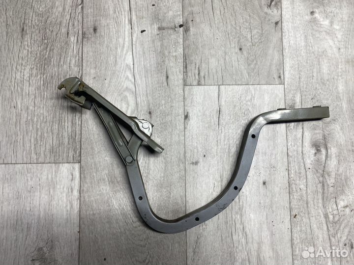 Петля крышки багажника правая Toyota Carina E AT19