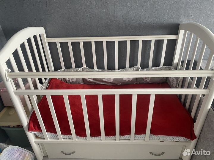 Детская кроватка с маятником