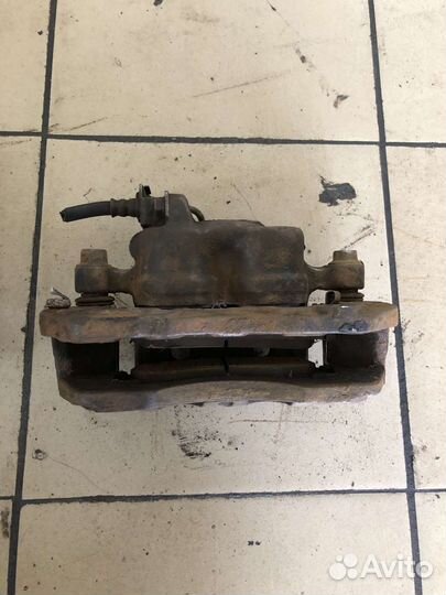 Суппорт передний Mitsubishi Montero Sport 1