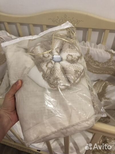 Детская кроватка с маятником и ящиком