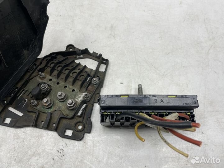 Блок предохранителей / аккумулятора Citroen C3 Pic