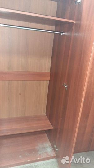 Коричневый офисный шкаф для одежды