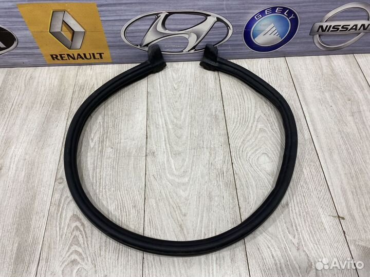 Уплотнитель Резинка капота Renault sandero