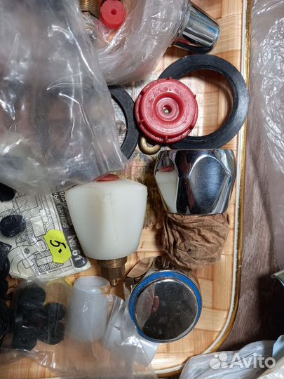 Прокладки и кранбуксы цена за все