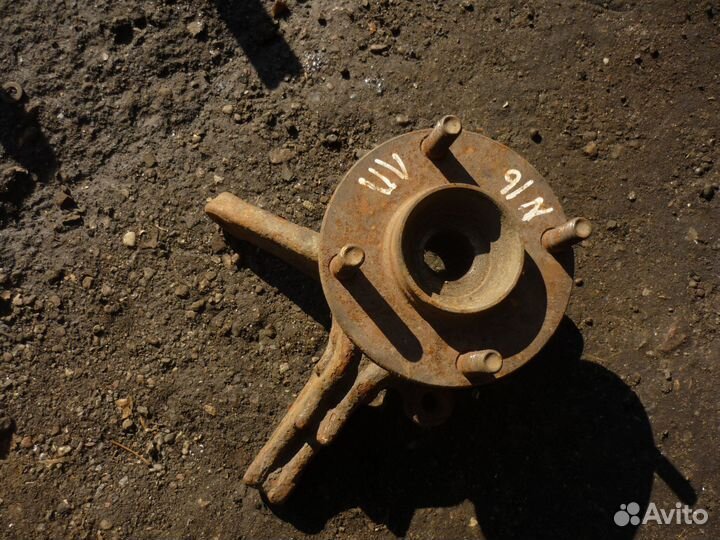 Поворотный кулак передний левый Nissan almera n16