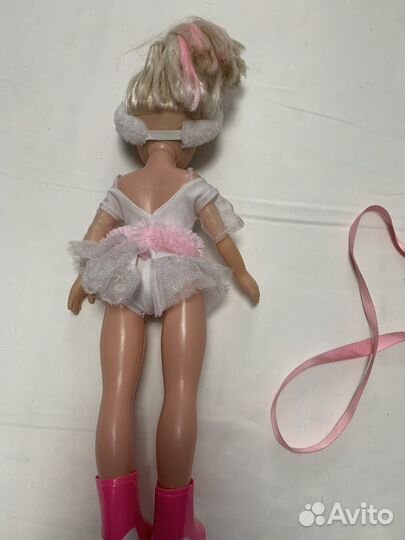 Кукла и детский фотоапарат