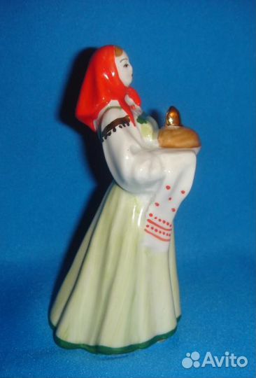 Дулево девушка С караваем статуэтка новая