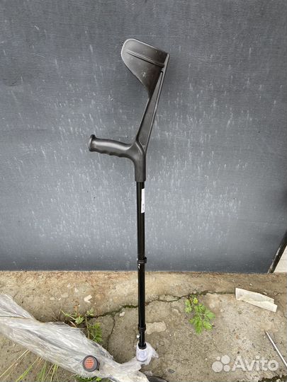 Костыли с подлокотником