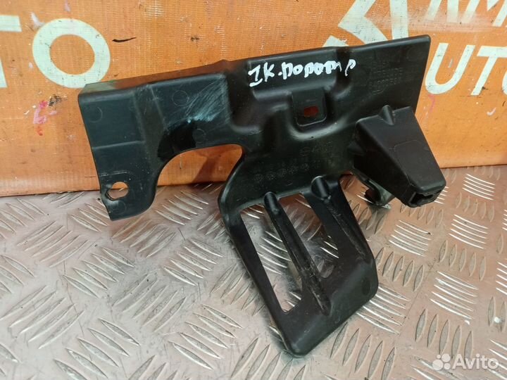 Кронштейн решетки радиатора верхний передний