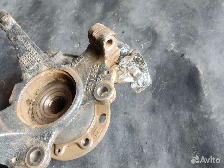 Кулак передний правый Opel Corsa D